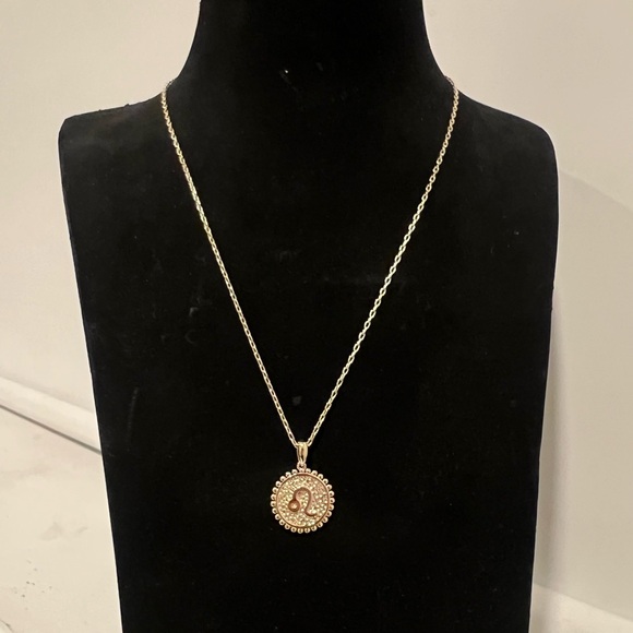 18K Gold Leo Zodiac Pendant Necklace - Picture 3 of 3